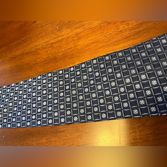 Arrow Men's Navy blue and White 100% silk Patterned Tie - Picture 3 of 6